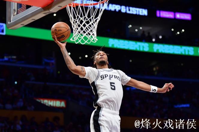 卡斯尔篮板反击一条龙 旋转上篮得手 卡斯尔篮板反击一条龙 旋转上篮得手