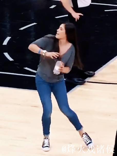 没有对比就没有伤害!拉塞尔前女友扔毛巾vs王哲林扔毛巾 没有对比就没有伤害!拉塞尔前女友扔毛巾vs王哲林扔毛巾